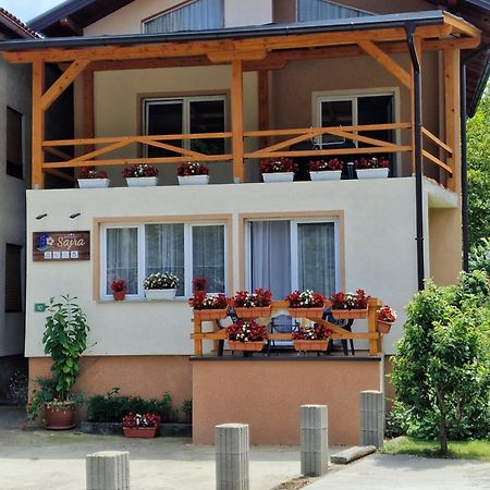 Studio Apartman Sajra Kulen Vakuf Kültér fotó